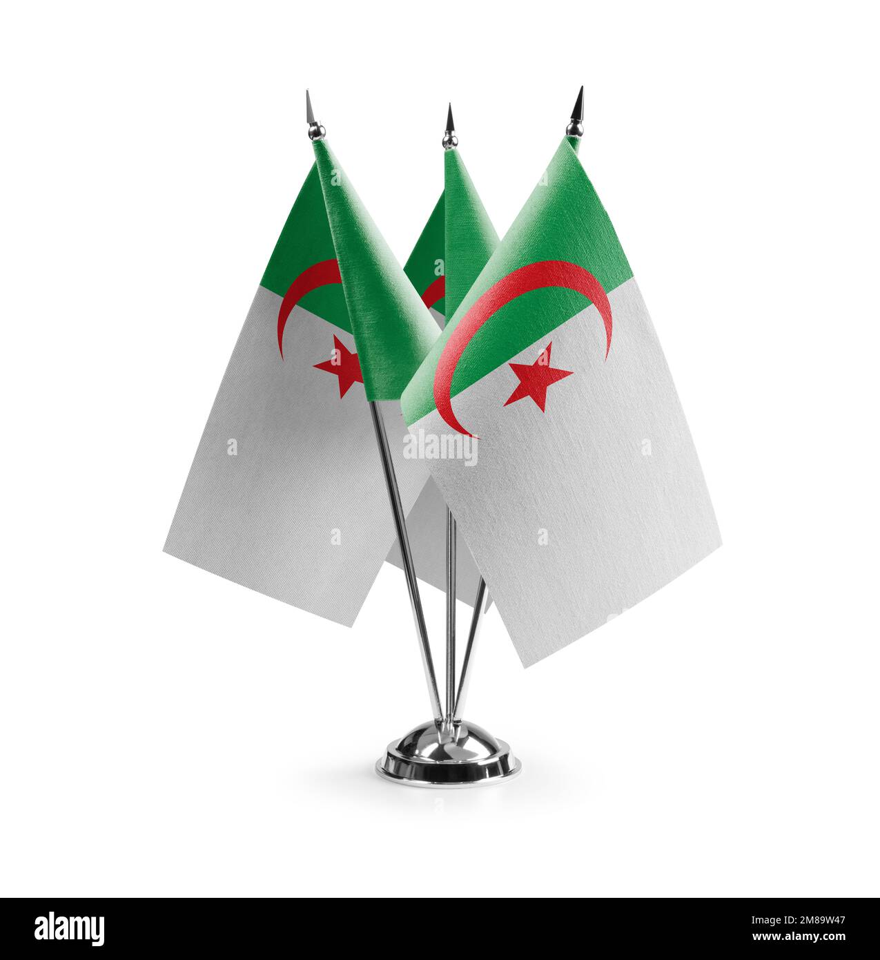 Piccole bandiere nazionali dell'Algeria su sfondo bianco. Foto Stock