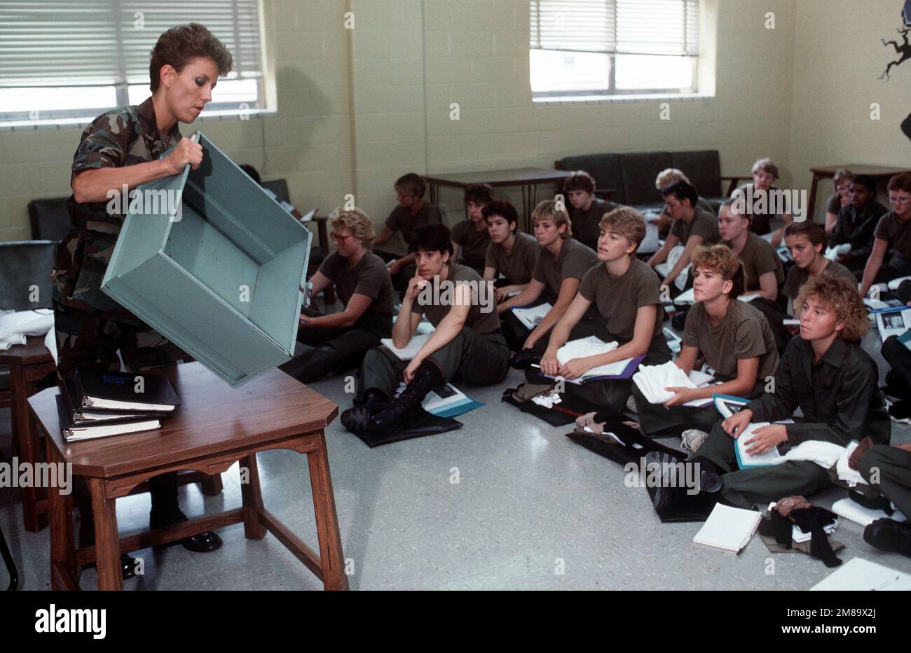 PERSONALE SGT. Elizabeth M. Brown, istruttore, 3707th base militare formazione Squadron, mostra un cassetto di deposito vestiti per reclutare. Base: Lackland Air Force base Stato: Texas (TX) Paese: Stati Uniti d'America (USA) Foto Stock