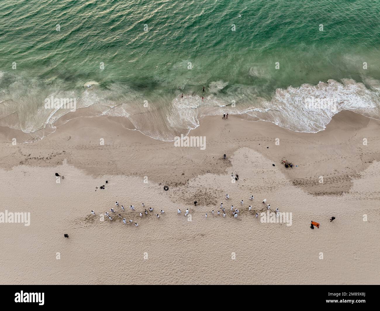 Vista aerea (drone) del rimorchiatore di guerra sulla spiaggia dell'Australia Occidentale. Foto Stock
