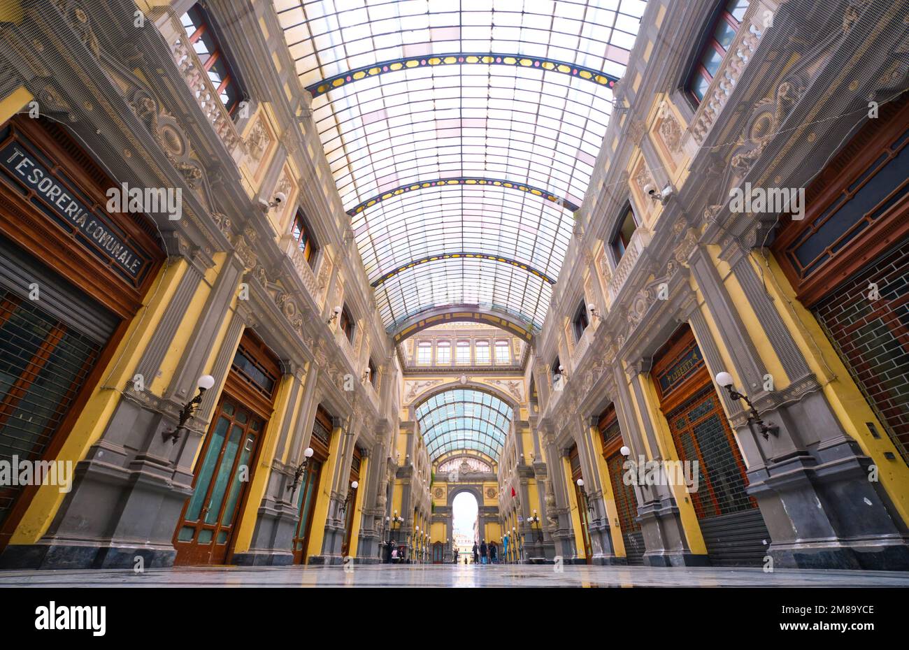Una vista all'interno della famosa galleria di negozi coperta di vetro, la  Galleria Principe di Napoli. A Napoli, Napoli, Italia, Europa Foto stock -  Alamy