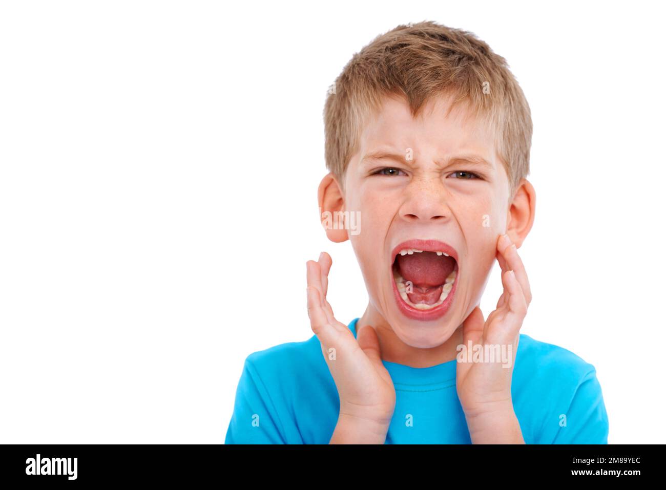 Capretto frustrato, ritratto studio e gridare con rabbia espressione facciale da sfondo bianco per la salute mentale. Bambino ragazzo, piangendo e isolato con Foto Stock