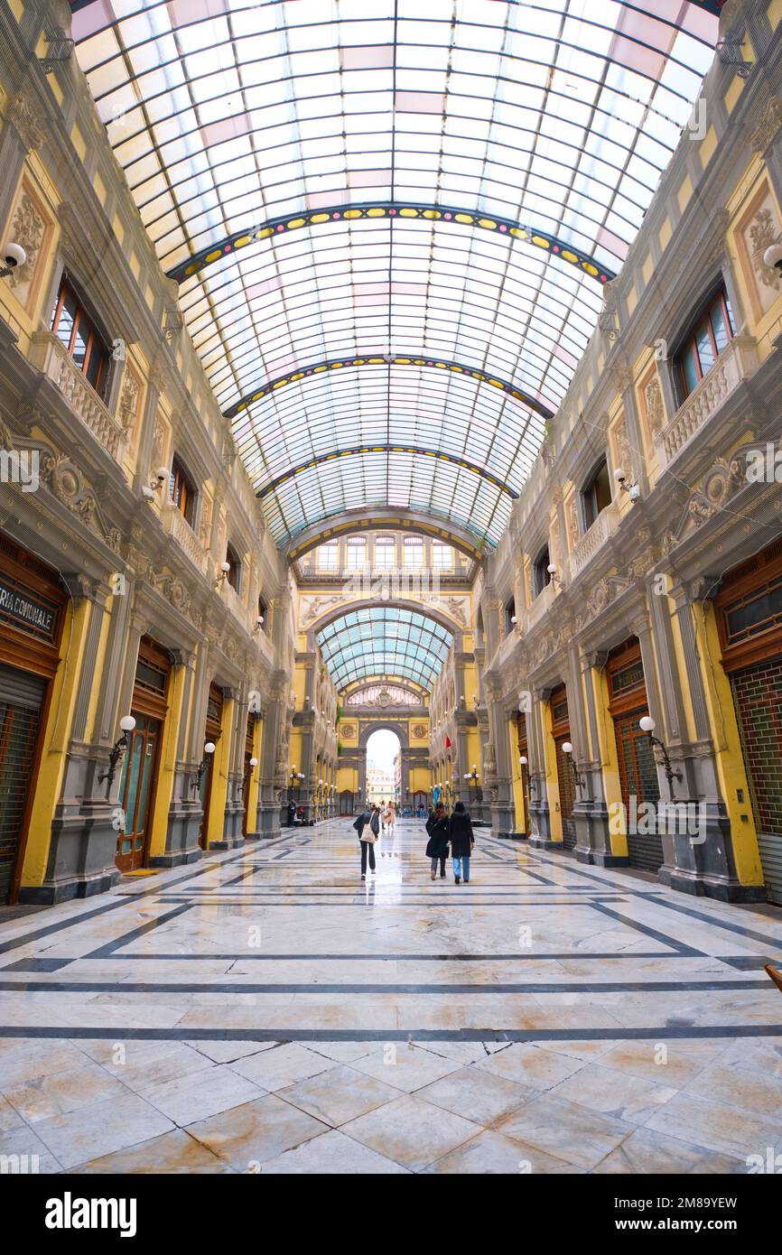 Una vista all'interno della famosa galleria di negozi coperta di vetro, la  Galleria Principe di Napoli. A Napoli, Napoli, Italia, Europa Foto stock -  Alamy