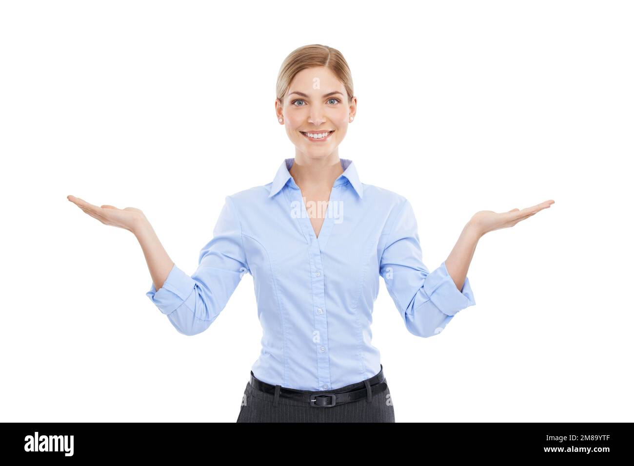 Donna d'affari, mani mockup e ritratto per il posizionamento di prodotto spazio pubblicitario isolato su sfondo bianco. Felice imprenditore femminile con mano Foto Stock