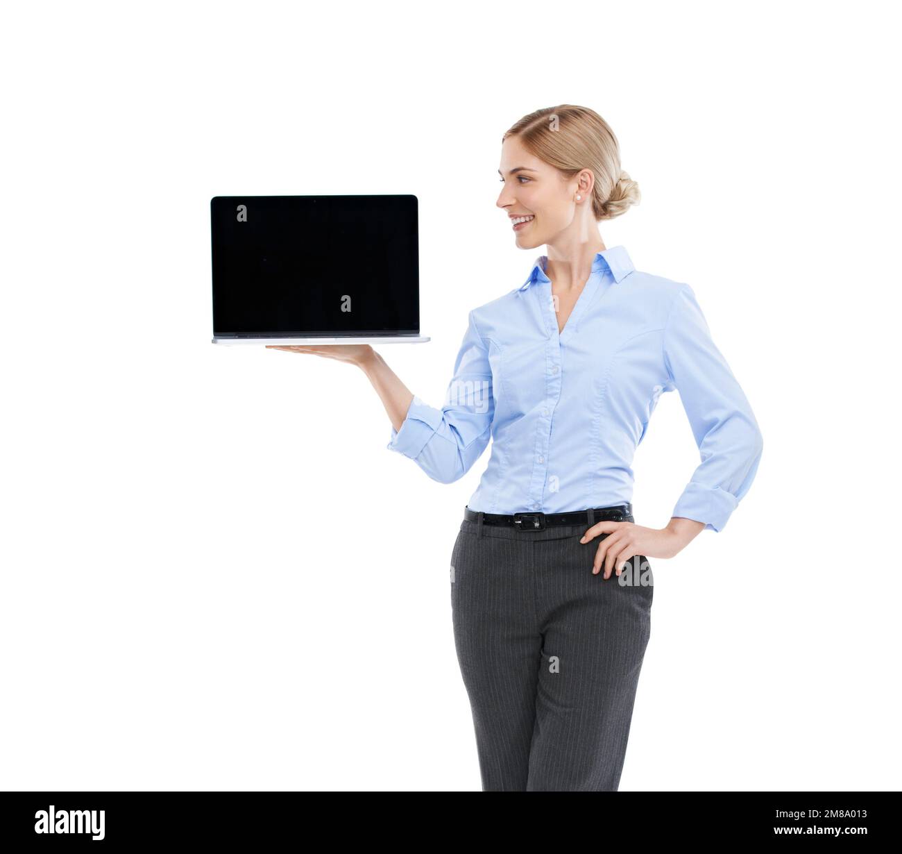 Laptop, mockup e donna felice di affari in studio, sfondo bianco isolato e spazio pubblicitario. Lavoratore, modello femminile e schermo del computer mock up Foto Stock