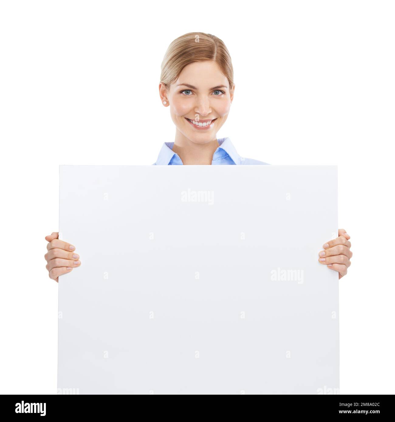 Ritratto di una donna d'affari con un poster con uno spazio mockup per l'annuncio, il marketing o la pubblicità. Segnaletica, bollettino e modello femmina con vuoto Foto Stock