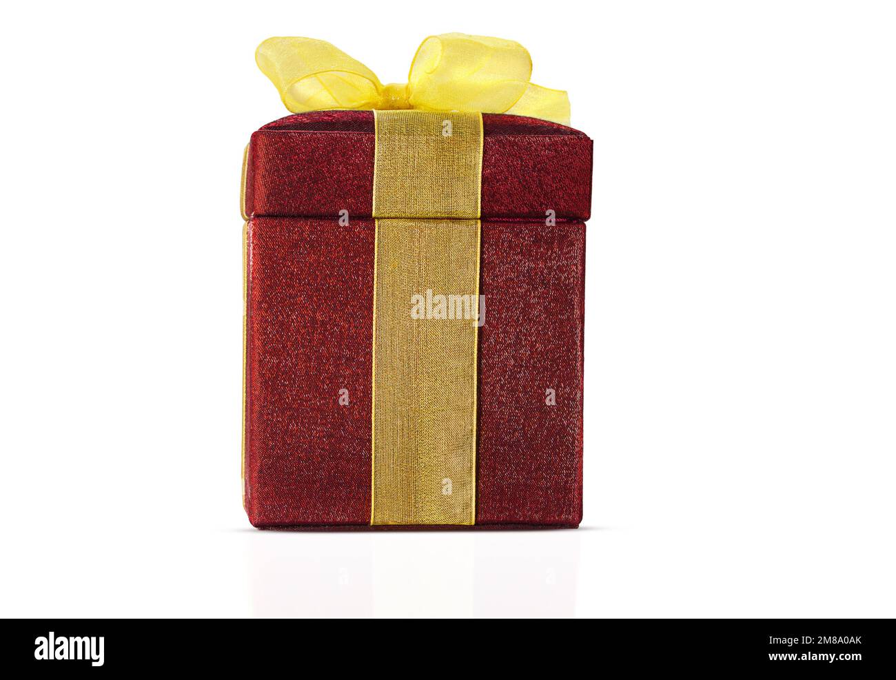 Scatola rossa lucida con arco giallo. Vista diritta su sfondo isolato bianco. Elemento di progettazione. Sorpresa festiva Foto Stock