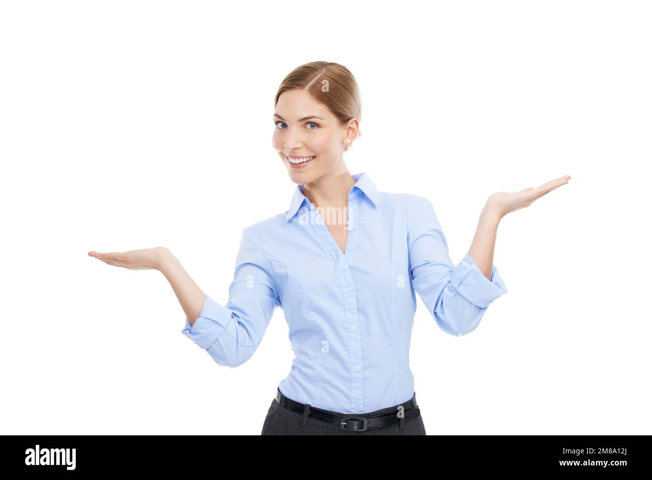 Donna d'affari, ritratto e mani mockup per la pubblicità prodotto posizionamento spazio isolato su sfondo bianco. Felice imprenditore femminile con mano Foto Stock