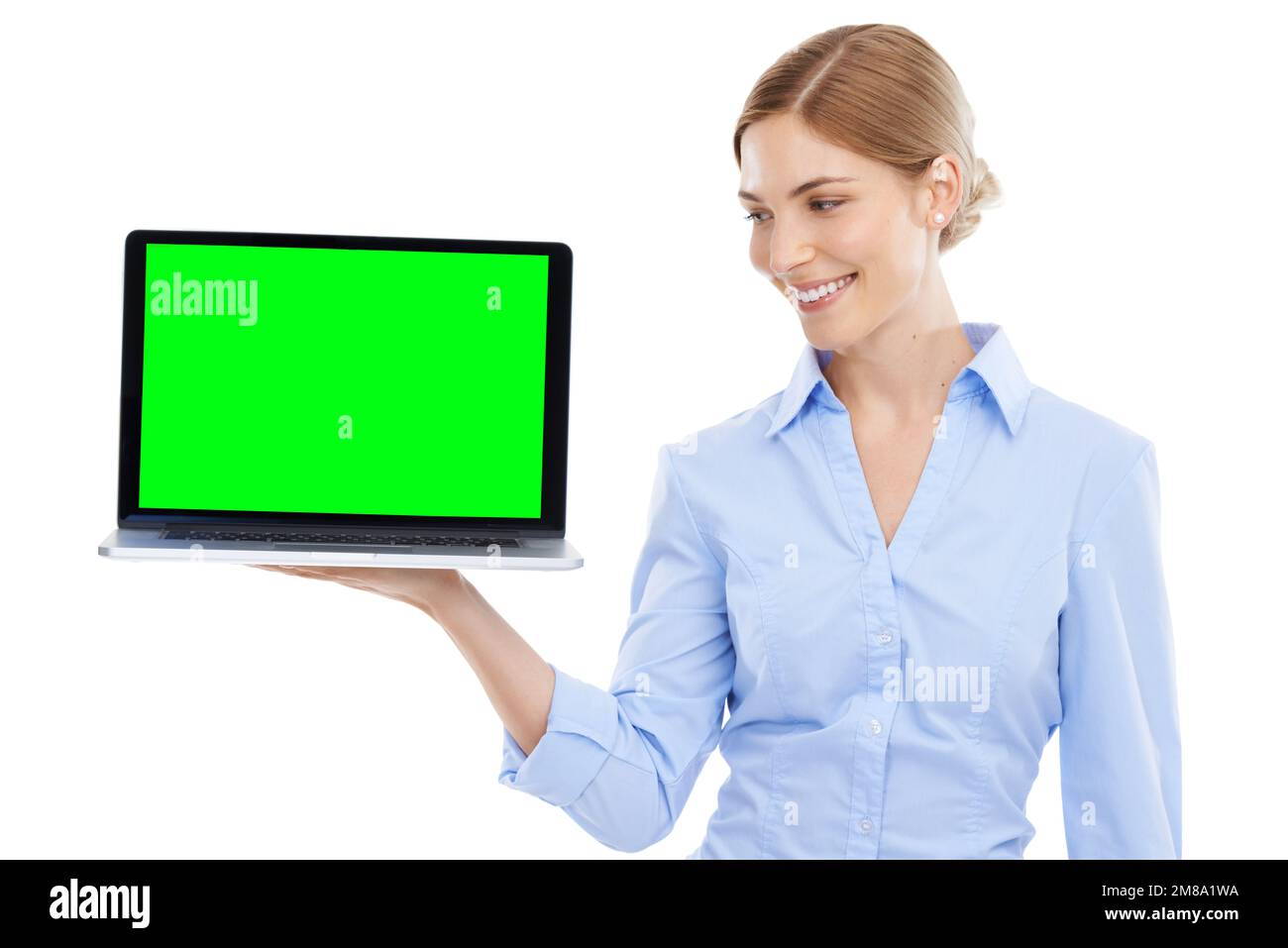 Laptop, schermo verde e donna d'affari su sfondo bianco, studio isolato e spazio pubblicitario mockup. Lavoratore, modello femminile e mock up computer Foto Stock