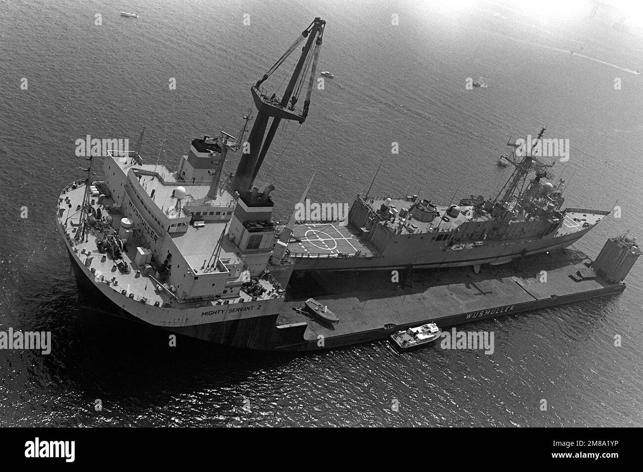 Una vista aerea della fregata missilistica guidata USS SAMUEL B. ROBERTS (FFG-58) prima di essere scaricata dalla nave pesante olandese POTENTE SERVO II La fregata fu danneggiata quando colpì una miniera mentre era in pattuglia nel Golfo Persico. Base: Narragansett Bay Stato: Rhode Island (RI) Paese: Stati Uniti d'America (USA) Foto Stock