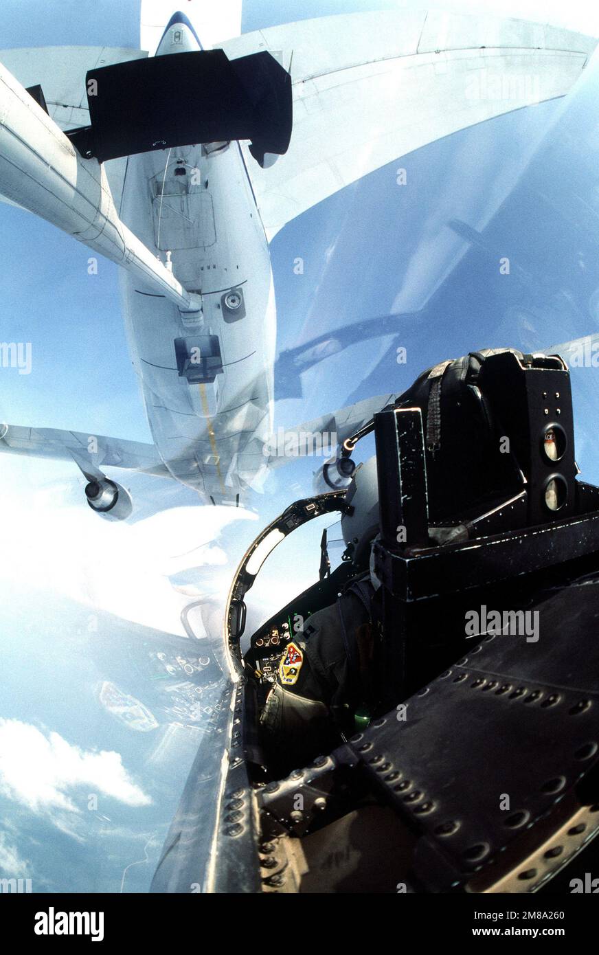 Vista dall'abitacolo di un aereo F-15 Eagle mentre viene rifornito da un aereo KC-10 Extender. Le aquile stanno volando le missioni di intercettazione contro gli aerei di ricognizione che competono nel 1988 Worldwide Reconnaissance Air Meet (RAM '88). Base: Bergstrom Air Force base Stato: Texas (TX) Paese: Stati Uniti d'America (USA) Foto Stock