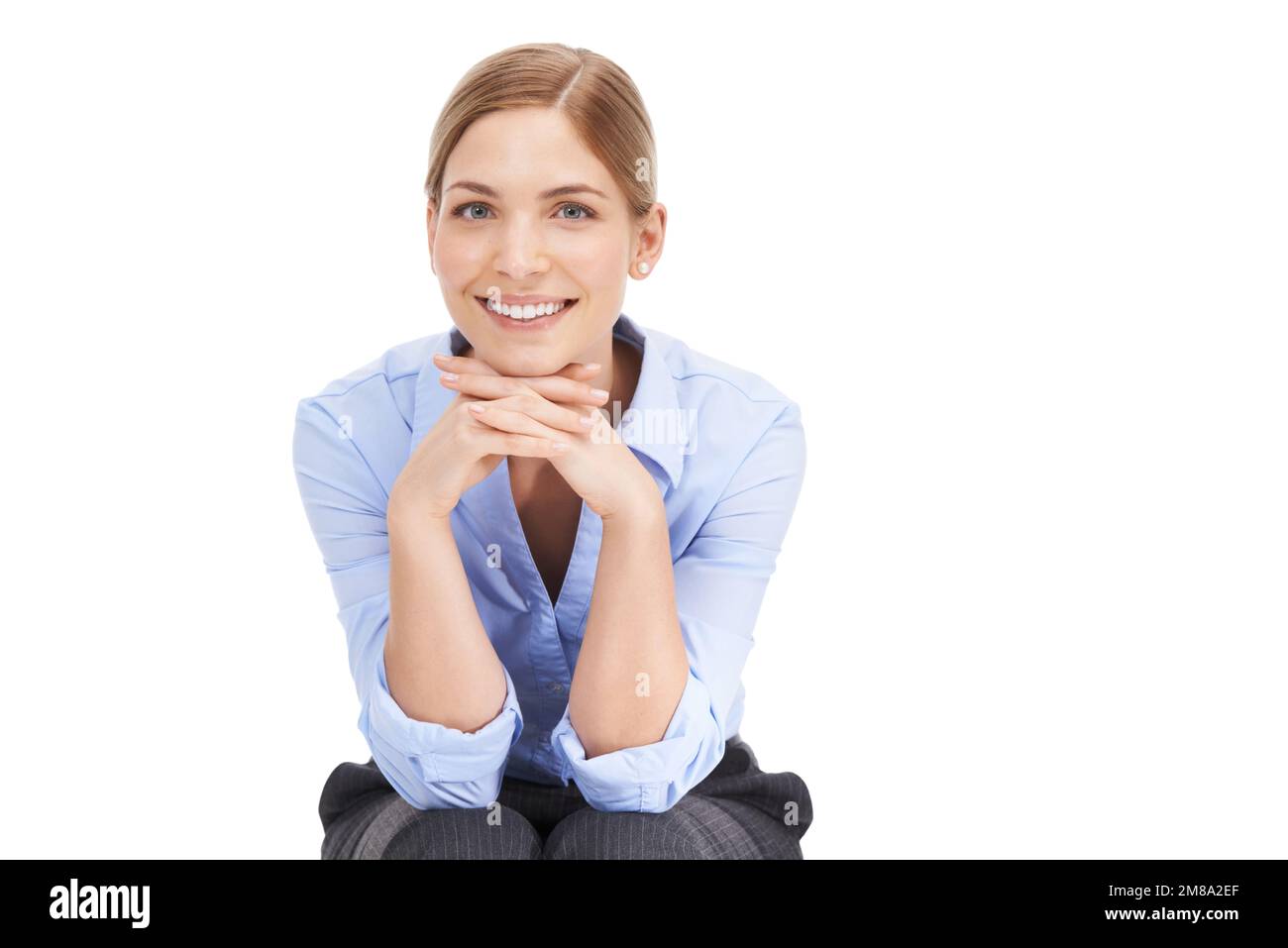 Donna d'affari, ritratto e seduta con sfondo bianco, sorriso e beffa spazio pubblicitario. Felice lavoratore femminile, modello di studio e dipendente con Foto Stock