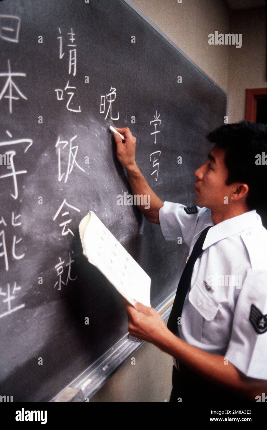 IL SERGENTE di PERSONALE Yiming Tung pratiche di scrittura dei caratteri mandarini all'istituto di lingua di difesa Centro di lingua straniera subiscono un'ispezione. Il centro fornisce formazione linguistica per il personale militare di ogni settore del servizio e li prepara per incarichi linguistici operativi in tutto il mondo. Base: Monterey Stato: California (CA) Paese: Stati Uniti d'America (USA) Foto Stock