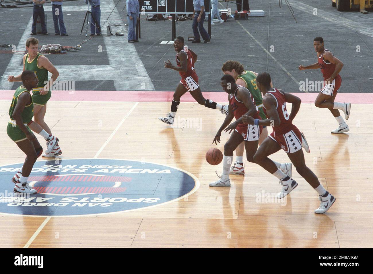 Una visione dell'azione come le stelle di San Diego giocano un gioco di esposizione su un campo di pallacanestro di regolamento istituito sul ponte di volo della portaerei USS RANGER (CV-61). All'evento hanno partecipato membri dell'equipaggio e famiglie delle compagnie aeree USS CONSTELLATION (CV-64), USS ENTERPRISE (CVN-65) e hanno invitato ospiti del San Diego Naval Training Center (NTC). Il gioco è stato sponsorizzato dalla San Diego Sports Arena in collaborazione con ESPN Sports network. Base: San Diego Stato: California (CA) Paese: Stati Uniti d'America (USA) Foto Stock