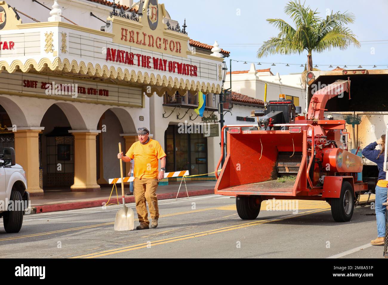 Santa Barbara, California, Stati Uniti 12th Gen, 2023. Santa Barbara City operaio con pala di fronte allo storico Arlington Theater, dove il marchio recita "AVATAR THE WAY OF WATER", mentre pulisce il fango lasciato dall'acqua nuvolosa dopo la drammatica tempesta di pioggia che ha inondato le strade lo scorso fine settimana. (Credit Image: © Amy Katz/ZUMA Press Wire) SOLO PER USO EDITORIALE! Non per USO commerciale! Foto Stock