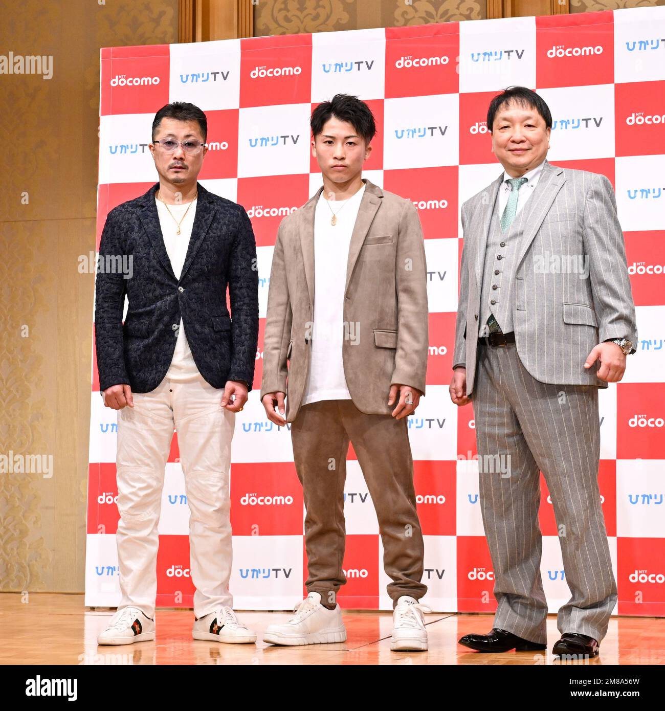 Naoya Inoue (C) partecipa a una conferenza stampa con il suo allenatore e padre Shingo Inoue (L) e il presidente della palestra di boxe di Ohashi Hideyuki Ohashi (R) a Yokohama, Kanagawa, Giappone, il 13 gennaio 2023. Naoya Inoue ha liberato le sue quattro cinghie (WBA WBC IBF WBO World Bantamphight title) oggi e ha annunciato ufficialmente che si trasferirà al super bantamphight. Credit: Hiroaki Finito Yamaguchi/AFLO/Alamy Live News Foto Stock