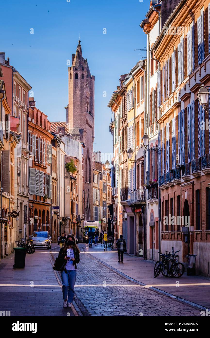 Vista sulla Rue du Taur e la chiesa di Notre Dame du Taur e le facciate tipiche di Tolosa, nel sud della Francia (Haute Garonne) Foto Stock