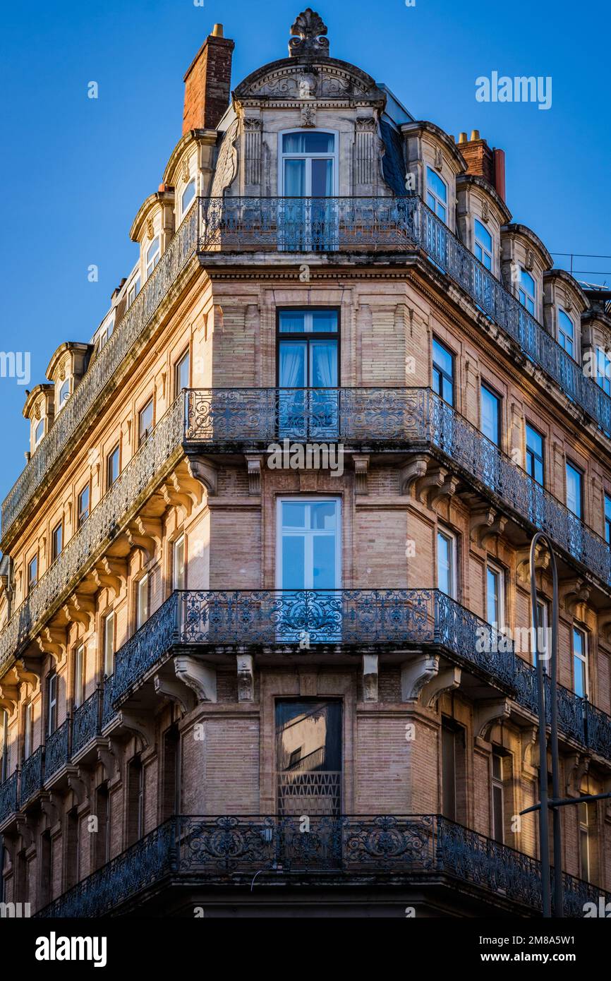 Architettura hausmanniana con ringhiera in ferro battuto nel centro di Tolosa, nel sud della Francia (alta Garonna) Foto Stock