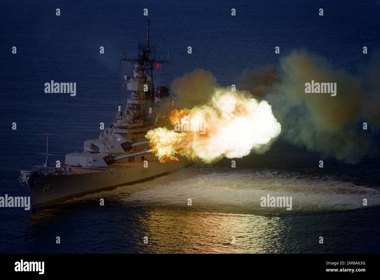 Una vista di prua del porto della corazzata WISCONSIN (BB-64) che spara i suoi cannoni Mark da 7 16 pollici/50 pollici durante le prove in mare. Nazione: Golfo del Messico Foto Stock