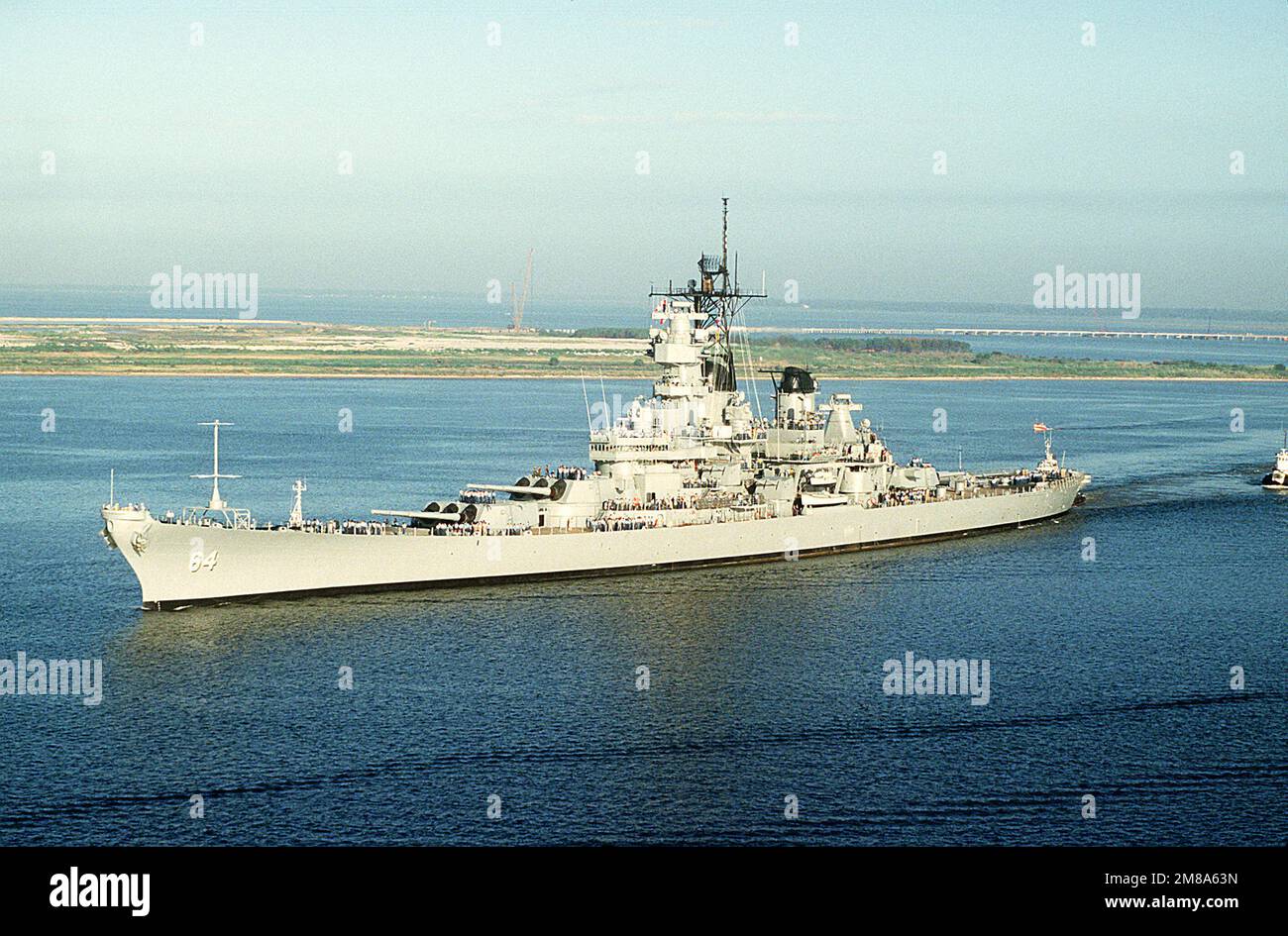 Una vista di prua del porto della corazzata WISCONSIN (BB-64) in corso durante le prove in mare. Paese: Sconosciuto Foto Stock