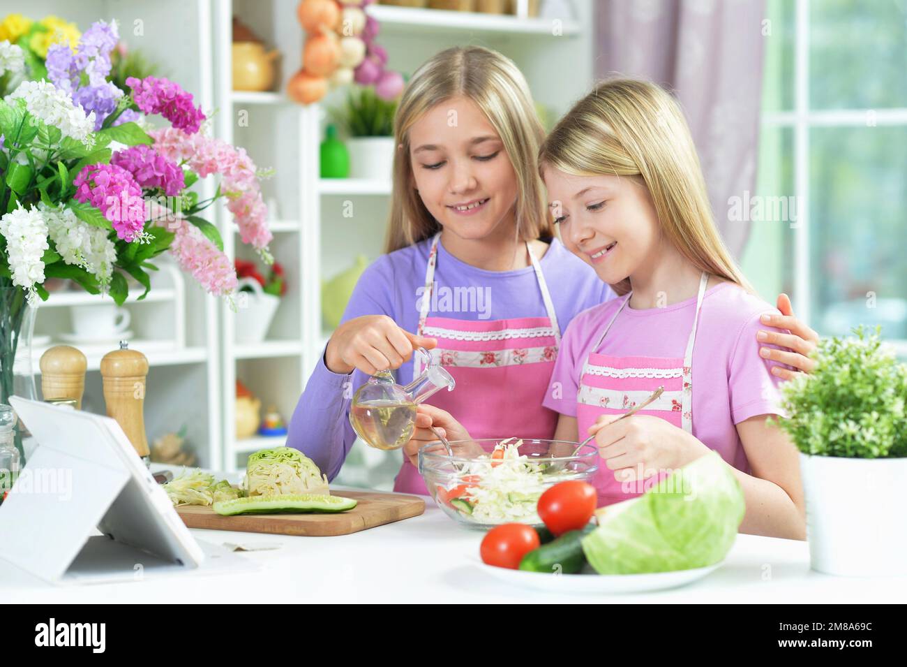 Grembiuli da cucina immagini e fotografie stock ad alta risoluzione - Alamy