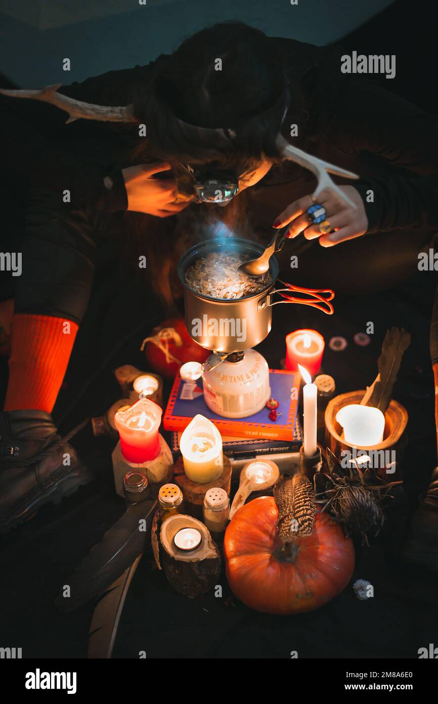 Primo piano donna che illumina la birra in vaso con foto ritratto faro Foto Stock