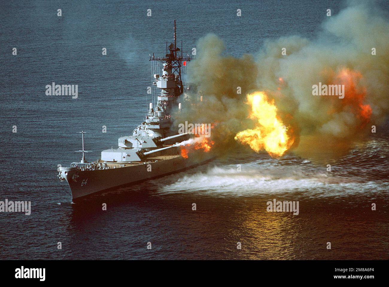 La corazzata WISCONSIN (BB-64) spara le sue pistole Mark di calibro 7 16 pollici/50 al porto durante le prove in mare. Nazione: Golfo del Messico Foto Stock