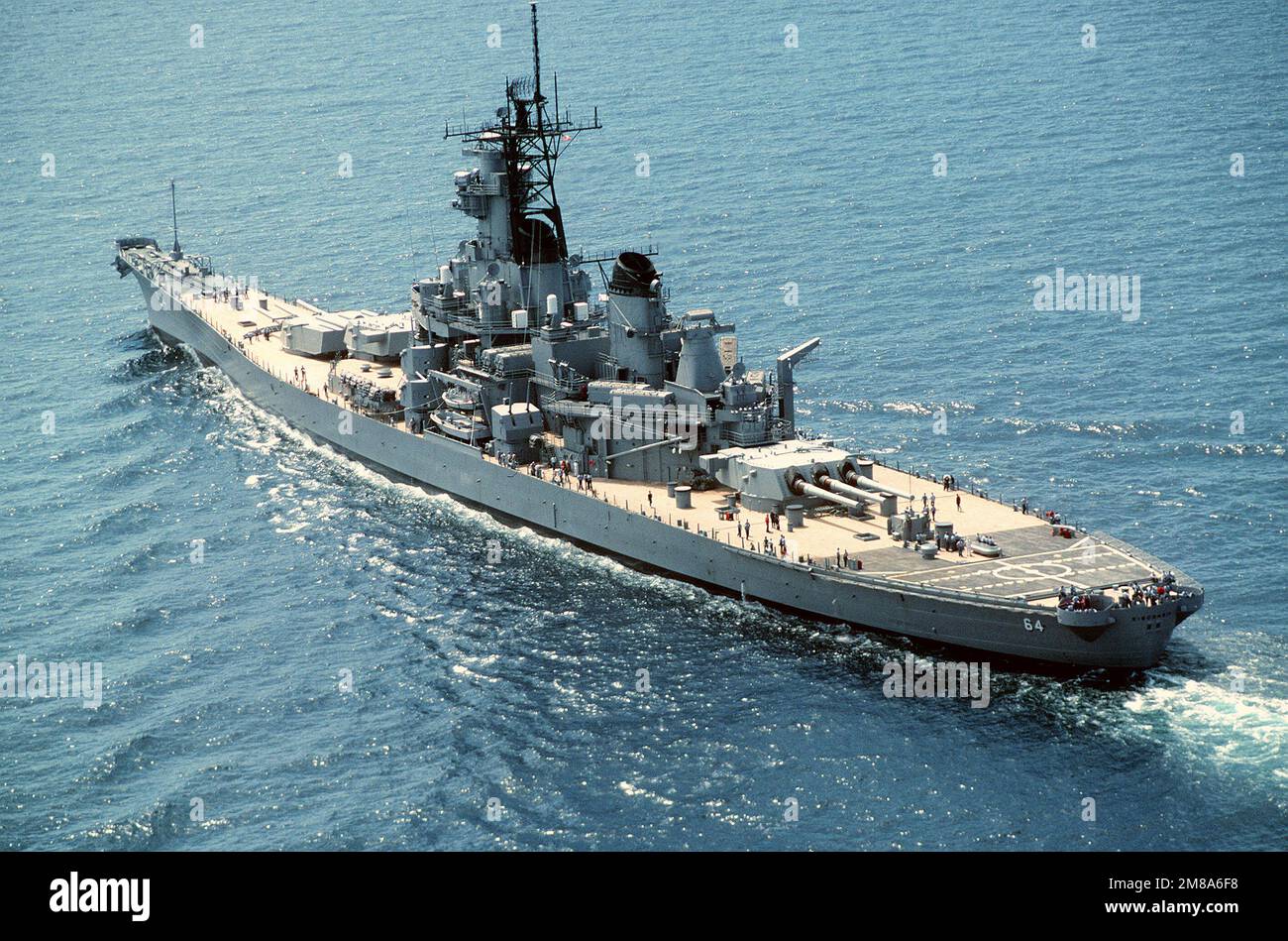 Una vista del quarto porto della nave da guerra WISCONSIN (BB-64) in corso durante le prove in mare. Nazione: Golfo del Messico Foto Stock