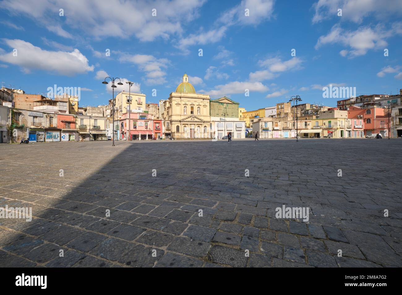 Vista sulla vuota, grande, spaziosa Piazza del mercato, utilizzata per la negoziazione di beni. A Napoli, Napoli, Italia, Europa. Foto Stock
