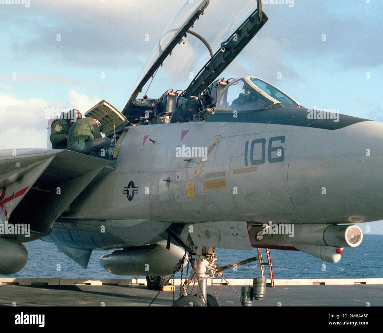 Gli equipaggi di manutenzione prestano servizio a un aereo Fighter Squadron 11 (VF-11) F-14A Tomcat sul ponte di volo della portaerei USS FORRESTAL (CV-59) durante l'esercizio delle forze alleate Team Work '88. Soggetto operativo/Serie: LAVORO DI SQUADRA '88 Paese: Oceano Atlantico del Nord Foto Stock