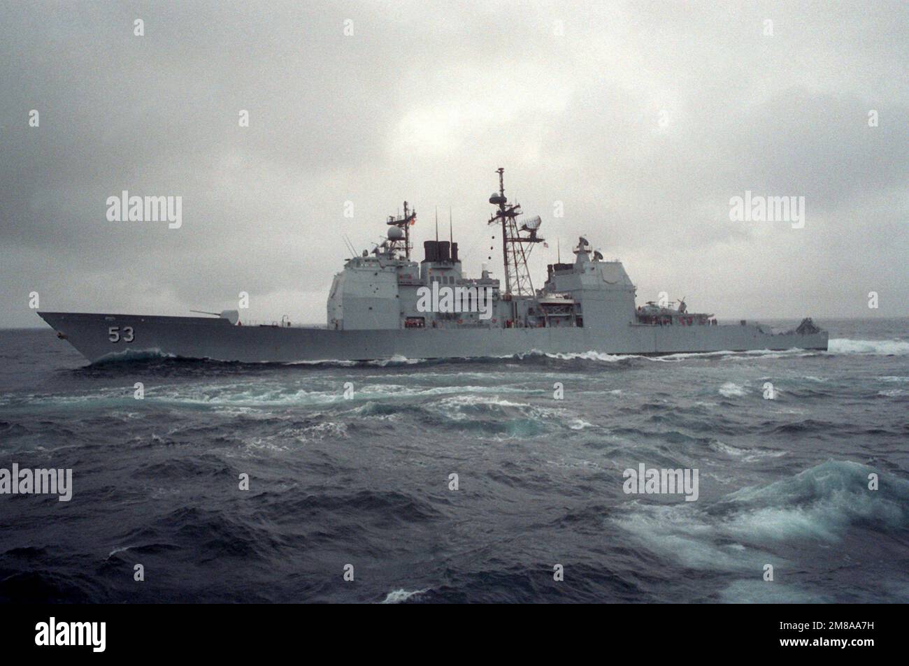 Una vista portuale dell'incrociatore missilistico guidato USS MOBILE BAY (CG-53) in corso. Il MOBILE BAY è una delle navi degli Stati Uniti che partecipano al lavoro '88 del Team di esercizio delle forze alleate. Soggetto operativo/Serie: LAVORO DI SQUADRA '88 Paese: Oceano Atlantico del Nord Foto Stock