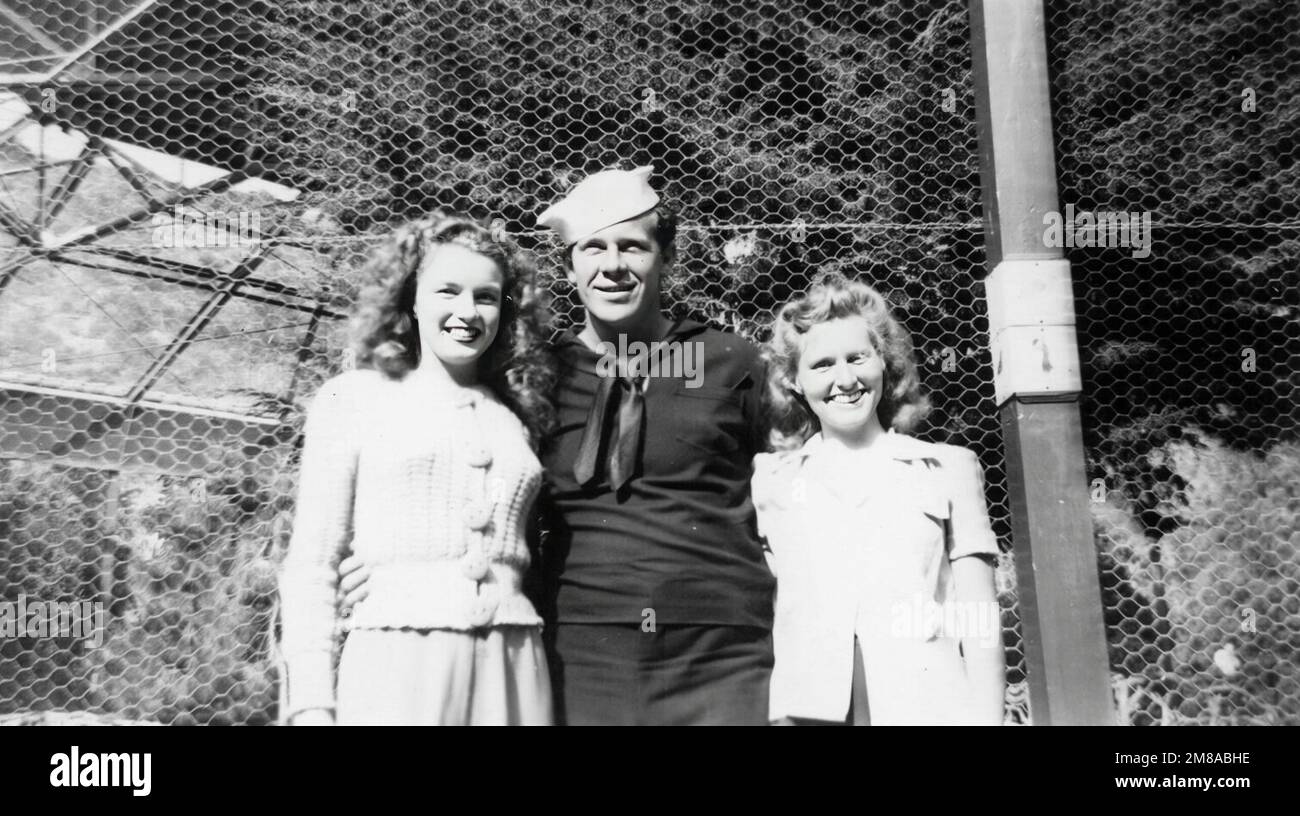 Norma Jeane e Jim Dougherty sull'isola di Catalina. (1945). Jim era di stanza lì con la Merchant Marine - autore sconosciuto Foto Stock