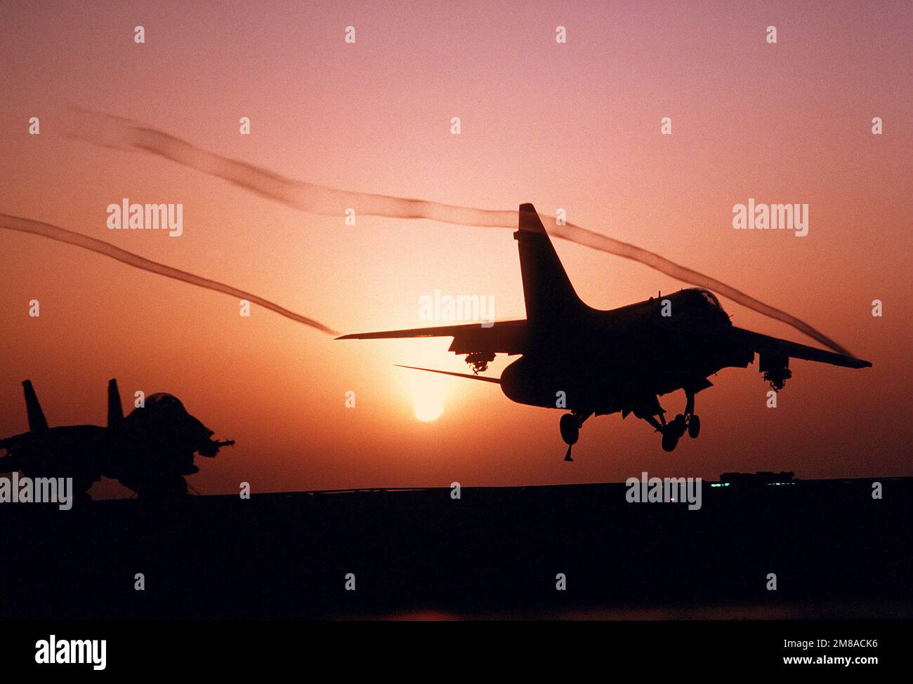 Un aeromobile Corsair II a-7E atterra sul ponte di volo della portaerei nucleare USS CARL VINSON (CVN-70) al tramonto. Paese: Golfo Persico Foto Stock