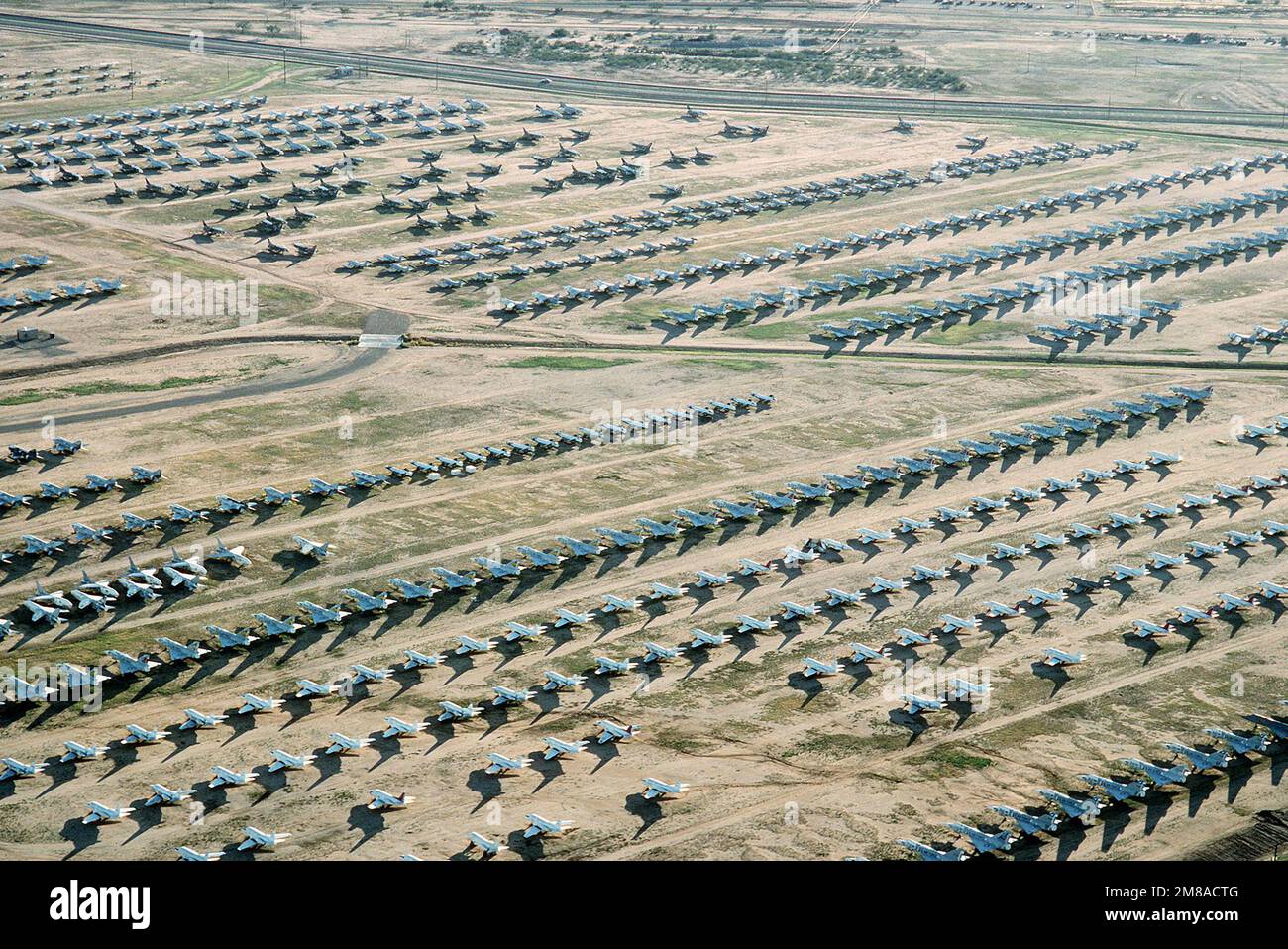 Una vista aerea di alcuni degli oltre 2.500 aeromobili di tutti i servizi immagazzinati presso il Centro di manutenzione e rigenerazione aerospaziale. Solo una piccola percentuale dell'aeromobile viene rottamata, la maggior parte viene utilizzata per le parti, restituita in servizio, venduta a fo. Base: Davis-Monthan Air Force base Stato: Arizona (AZ) Paese: Stati Uniti d'America (USA) Foto Stock