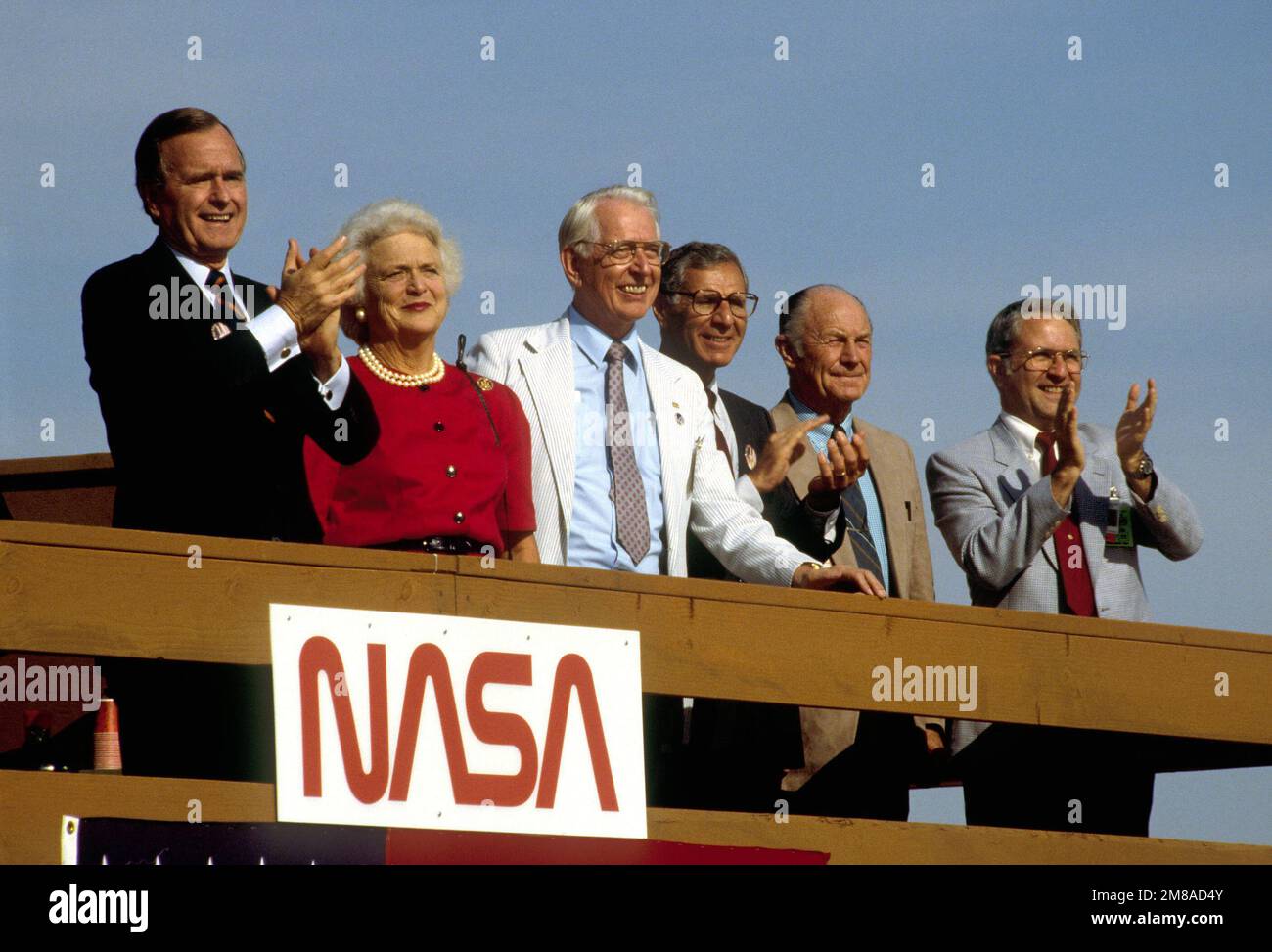 Il Vice Presidente George Bush, a sinistra, applaude come lo Space Shuttle Discovery tocca giù su Rogers Dry Lake, completando con successo la missione Space Transportation System 26. Accanto al vicepresidente c'è sua moglie, Barbara; accanto a lei c'è la Dr. Dale Myers, vice. Base: Edwards Air Force base Stato: California (CA) Paese: Stati Uniti d'America (USA) Foto Stock
