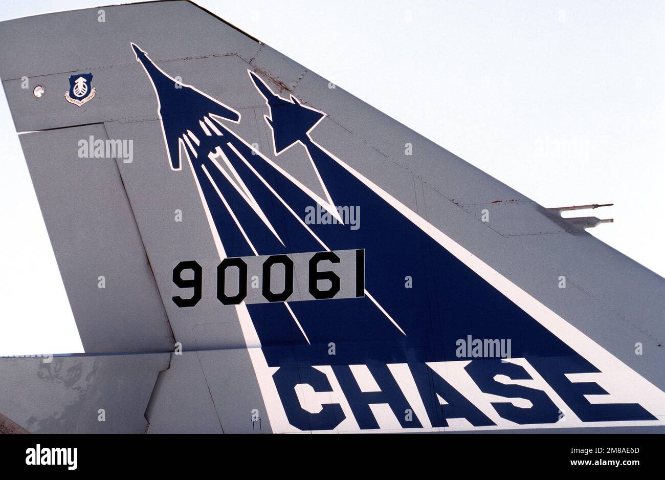 Un team di standardizzazione del caricamento dello Squadrone di manutenzione delle munizioni 28th utilizza un caricatore di armi MJ-1 per caricare una bomba da allenamento BDU-38 in una baia di armi a bordo di un aereo B-1B durante il concorso Strategic Air Command (SAC) orgoglioso Shield '88. Soggetto operativo/Serie: PROUD SHIELD '88 base: Ellsworth Air Force base Stato: South Dakota (SD) Paese: Stati Uniti d'America (USA) Foto Stock