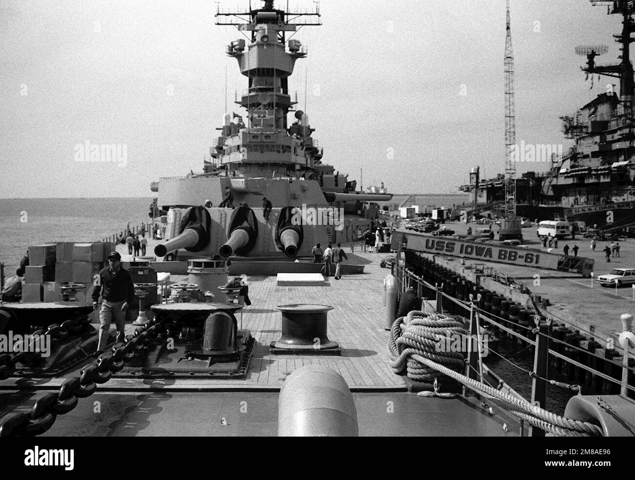 Una vista di tre del Mk. Cannoni da 7 16 pollici, calibro 50, a bordo della nave da guerra USS IOWA (BB 61). Base: Naval Air Station, Norfolk Stato: Virginia (VA) Paese: Stati Uniti d'America (USA) Foto Stock
