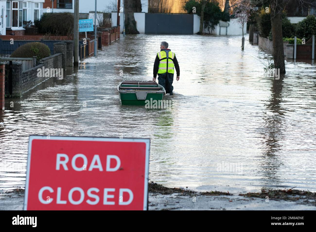 Hereford, Herefordshire, Regno Unito – Venerdì 13th gennaio 2023 – UK Weather – alluvione Warning for Hereford -alluvioni notturne nella zona Greyfriars di Hereford, quando il fiume Wye ha scoppiato le sue banche con conseguente alluvione alle case. A 08,30am il fiume Wye è a 5,34m e in aumento. Foto Steven Maggio / Alamy Live News Foto Stock