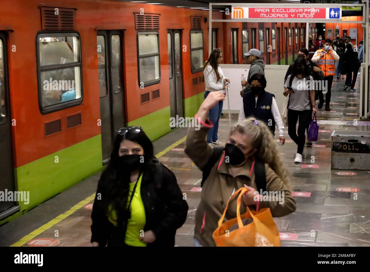 Non esclusiva: 12 gennaio 2023, Città del Messico, Messico: Milioni di persone viaggiano quotidianamente con il sistema di trasporto collettivo della metropolitana di Città del Messico. Il gennaio Foto Stock