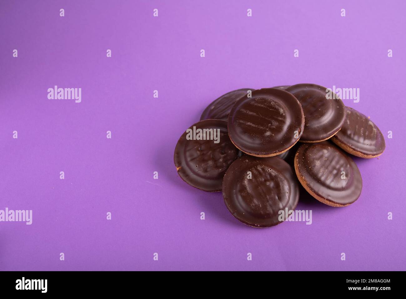 foto biscotti a scaglie di cioccolato in glassa su sfondo colorato Foto Stock