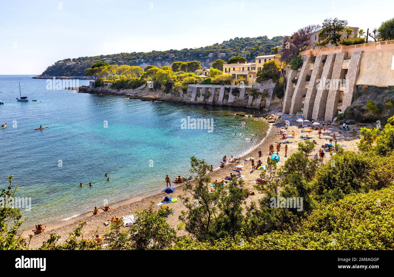 Saint Jean Cap Ferrat, Francia - 3 agosto 2022: Spiaggia di Plage des Fossettes nella località di Saint-Jean-Cap-Ferrat sul capo Cap Ferrat in Costa Azzurra Foto Stock