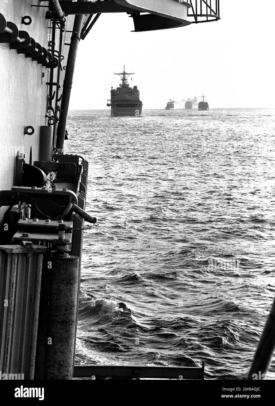 Task force navi che trasportano unità marine si avvicinano alla costa della Corea per esercizio VALOROSO BLITZ '89. Soggetto operativo/Serie: VALIANT BLITZ '89 Paese: Sconosciuto Foto Stock