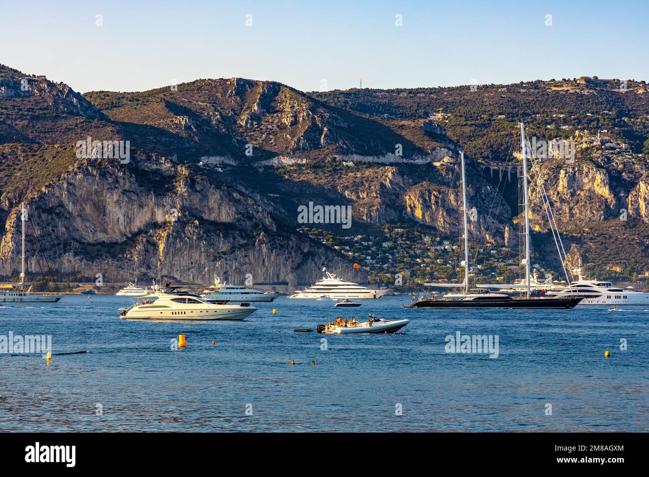 Saint Jean Cap Ferrat, Francia - 3 agosto 2022: Costa rocciosa delle Alpi sulla Costa Azzurra del Mar Mediterraneo visto da Saint-Jean-Cap-Ferrat località i Foto Stock