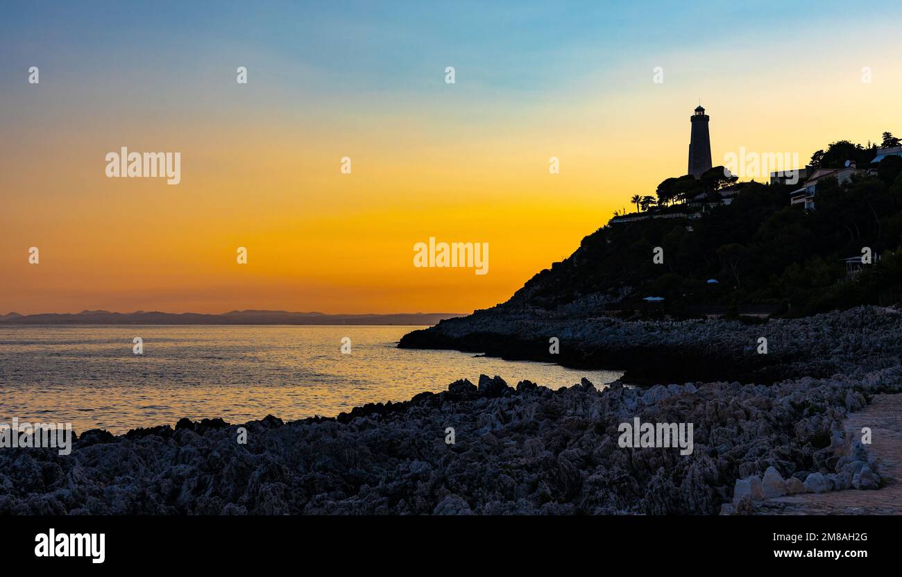 Saint Jean Cap Ferrat, Francia - 3 agosto 2022: Tramonto paesaggio della costa rocciosa meridionale del capo Cap Ferrat sulla Costa Azzurra del Mar Mediterraneo Foto Stock