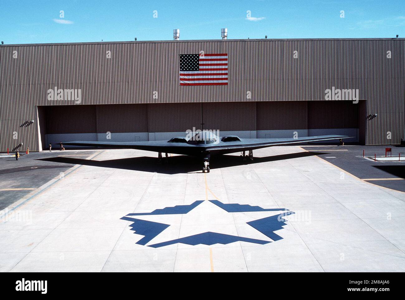 Una vista frontale del bombardiere B-2 a tecnologia avanzata di fronte al suo hangar all'Air Force Plant 42 durante il suo lancio. Base: Palmdale Stato: California (CA) Nazione: Stati Uniti d'America (USA) Foto Stock
