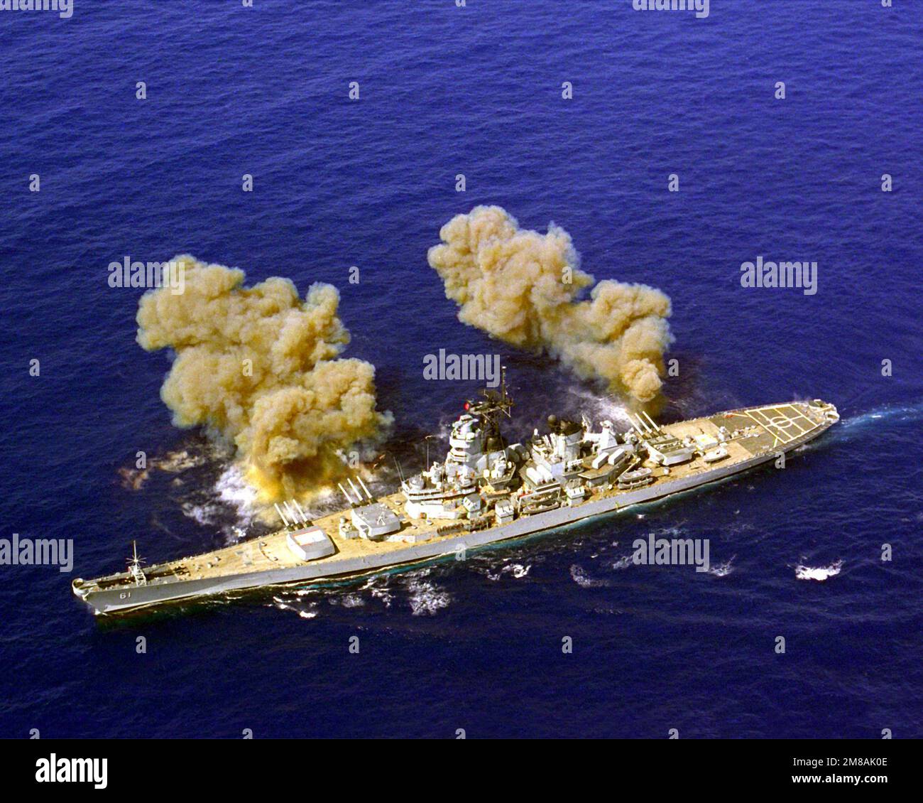 Una vista aerea della nave da guerra USS IOWA (BB-61) che spara a dritta le sue pistole Mark da 7 16 pollici di calibro 50 mentre era in corso come parte di un gruppo di lavoro della NATO. Paese: Sconosciuto Foto Stock