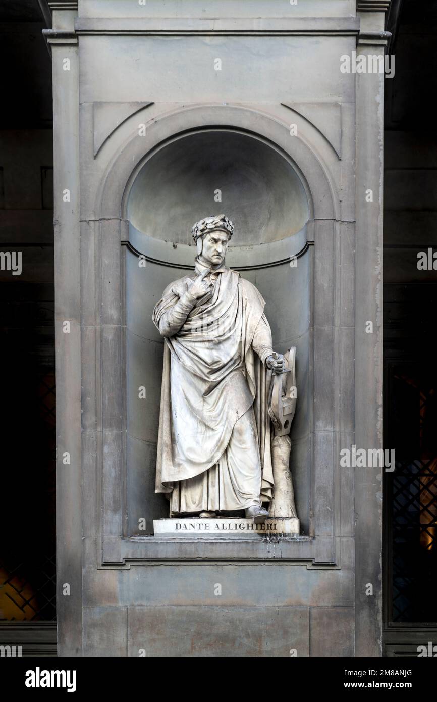 Statua di Dante Alighieri, poeta italiano e fiorentino, autore della Divina Commedia, in una nicchia del Loggiato degli Uffizi, Firenze, Toscana, Italia Foto Stock