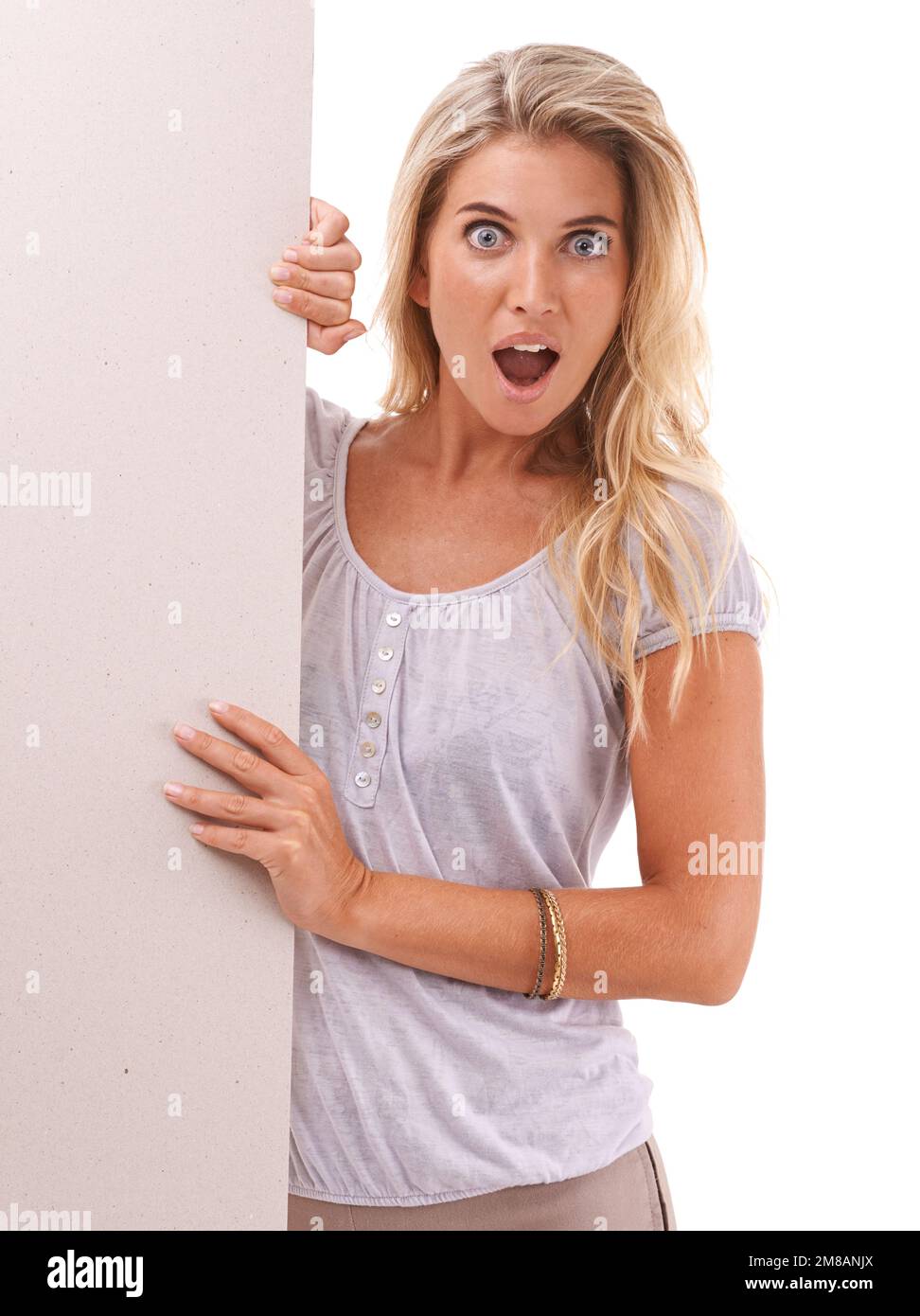 Ritratto mockup, sorpresa o donna con poster, cartellone o affissione per la vendita di pubblicità marketing. Studio segno, banner spazio e modella ragazza scioccato Foto Stock