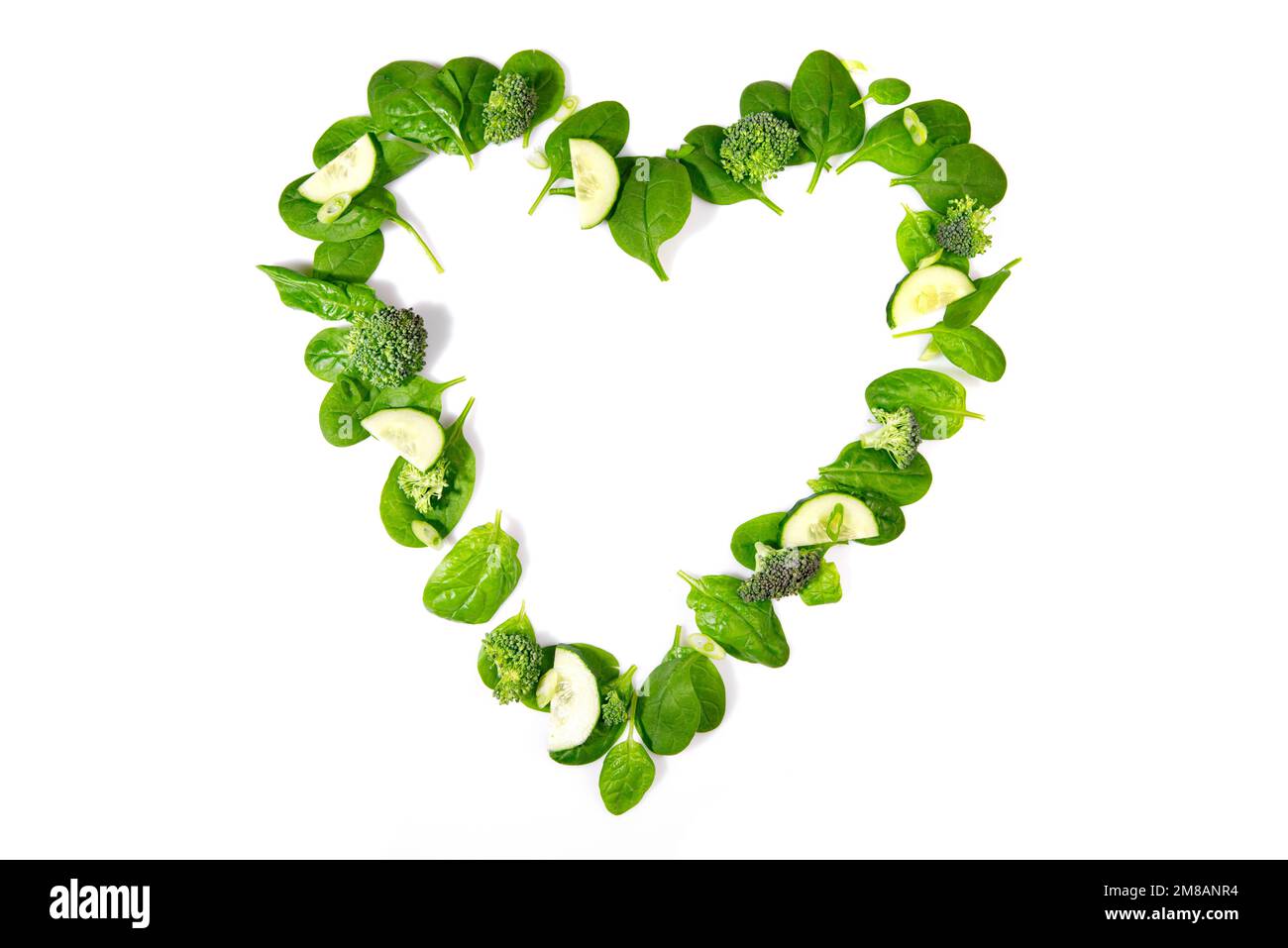Insalata di Detox verde a forma di cuore e verdure isolate su bianco Sfondo Foto Stock