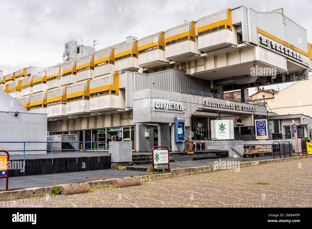 Auditorium 'la Serra', centro culturale costruito dalla società Olivetti che assomiglia alla tastiera di una macchina da scrivere, città di Ivrea, Piemonte, Italia Foto Stock