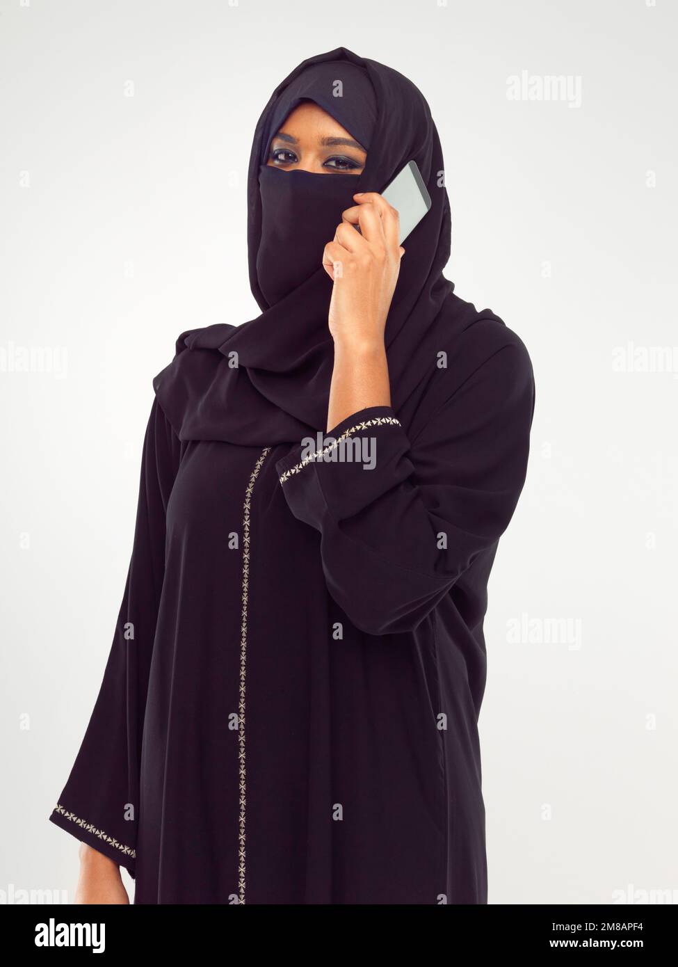 Donna musulmana in una telefonata in studio globale, comunicazione internazionale di cultura e design. Islam, arabo e modello tradizionale parlando Foto Stock